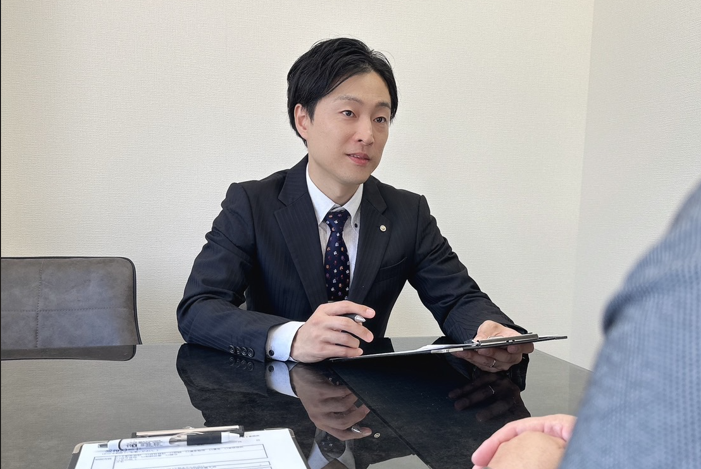 代表司法書士 佐々木 寿 相談中